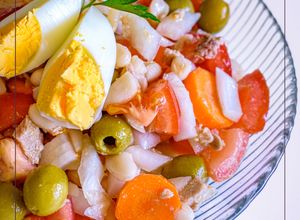 Una foto de Ensalada de alubias blancas con atún y tomate 🍅