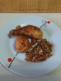 Una foto de Muslitos de pollo cubiertos de tahín