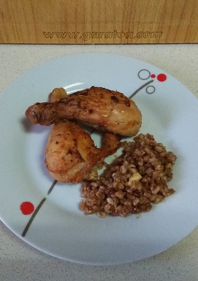 Una foto de Muslitos de pollo cubiertos de tahín