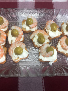 Una foto de Canapés de queso y gambas
