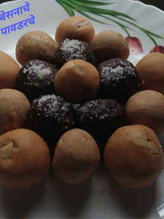 बेसनाचे लाडू, गव्हाचे लाडू, कोका पावडर लाडू (ladoo recipe in marathi) रेसिपी चे मुख्य फोटो