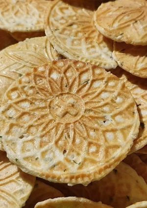 Metélőhagymás-szezámmagos  sajtos  tallér recept fotója