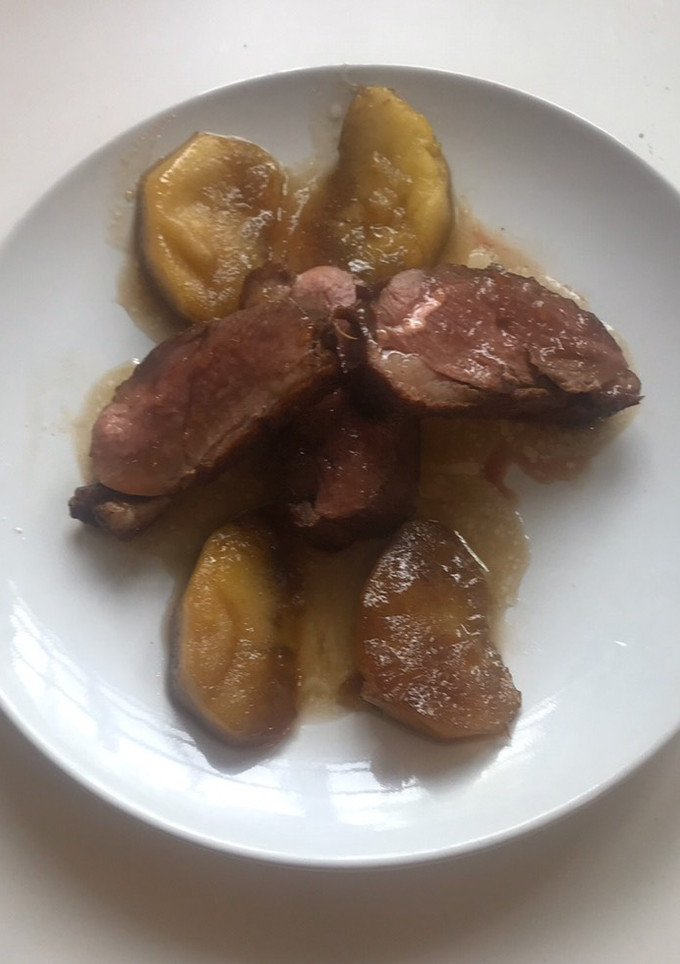 Una foto de Magret de pato con manzanas caramelizadas