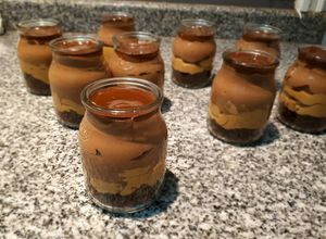 Una foto de Trifle de chocotorta y mousse de chocolate 🍫