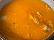 Una foto de caldo de pescado con morralla