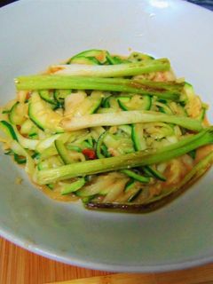 Una foto de Cintas de calabacines 🥒al ajo🧄 con gambas 🦐