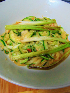 Una foto de Cintas de calabacines 🥒al ajo🧄 con gambas 🦐
