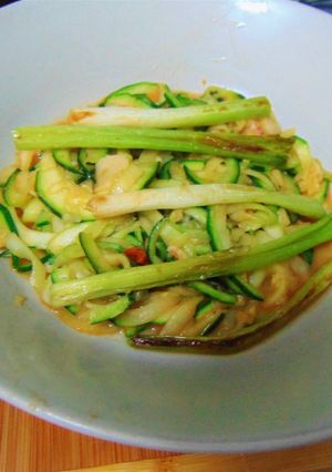 Una foto de Cintas de calabacines 🥒al ajo🧄 con gambas 🦐