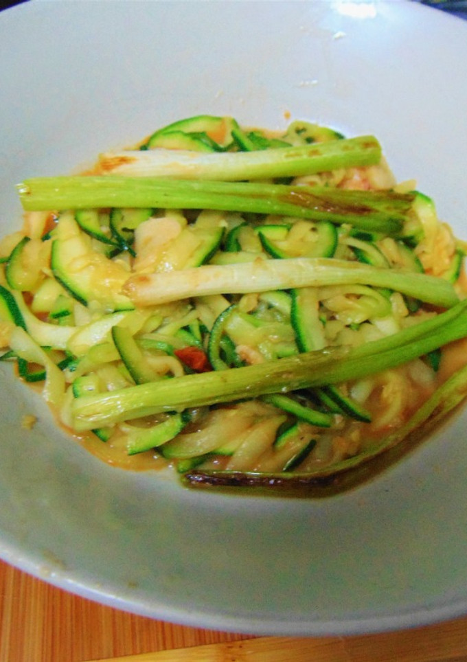 Una foto de Cintas de calabacines 🥒al ajo🧄 con gambas 🦐