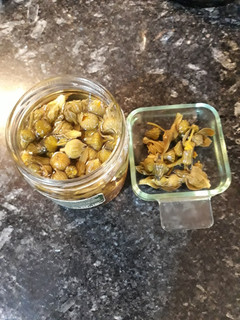 Una foto de Cogollos de flores medicinales encurtidas con vinagre de manzana