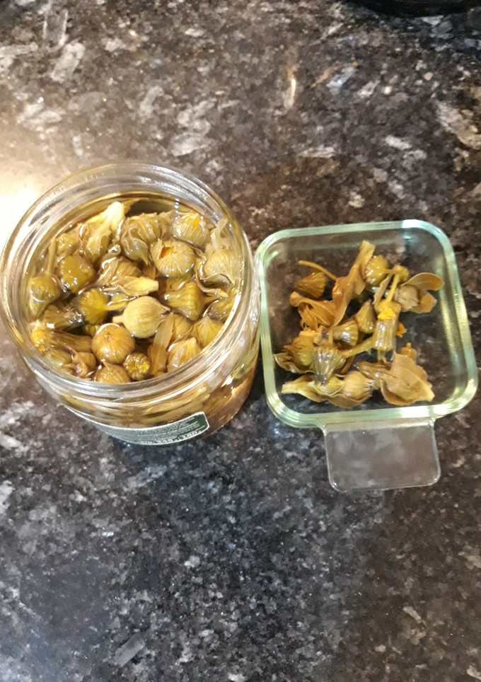 Una foto de Cogollos de flores medicinales encurtidas con vinagre de manzana