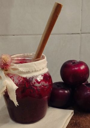 Una foto de Dulce de ciruelas rojas ♥️reducida en azúcar