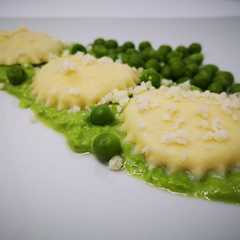 Foto di Ravioli rotondi ripieni di cavolfiore e salsiccia
