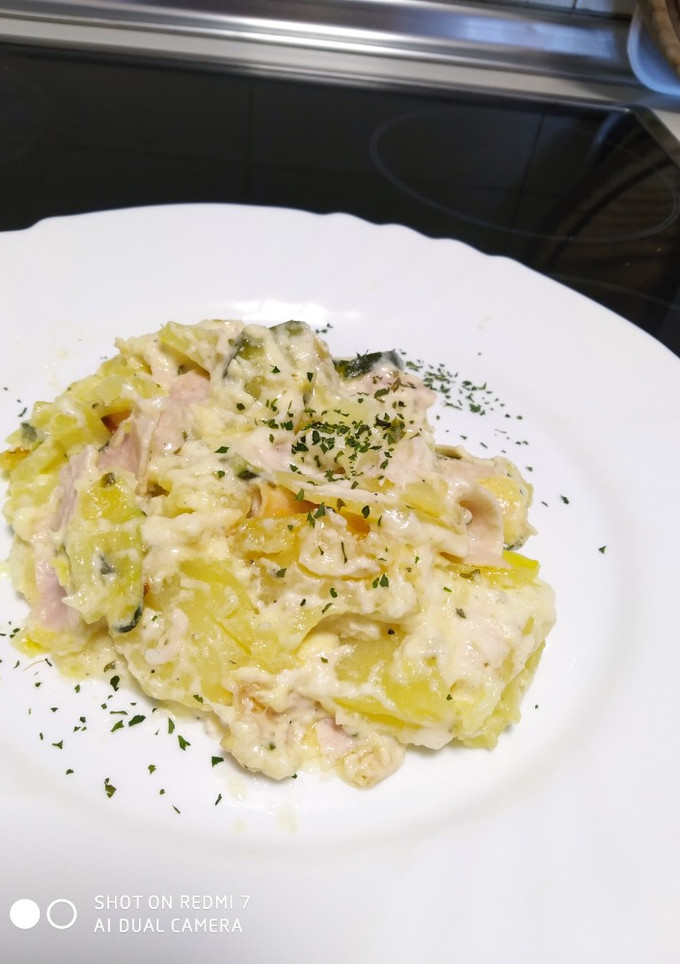 Una foto de Patatas a la crema con pechuga de pavo