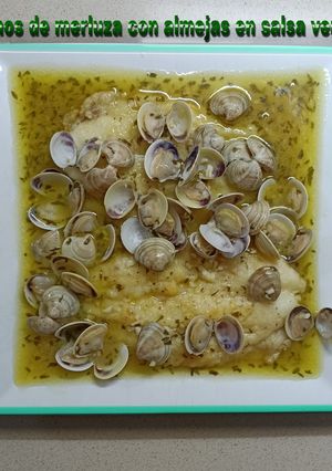 Una foto de Lomos de merluza con almejas en salsa verde