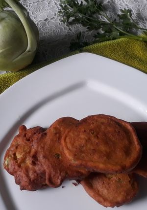 A picture of Kohlrabi and parsley pakoras.