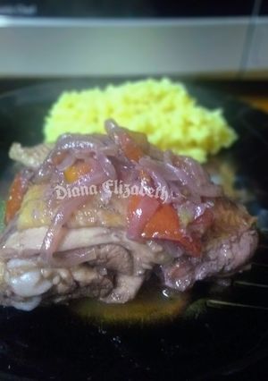 Una foto de Pollo con salsa de vino tinto.☺️👩🏼‍🍳