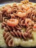 Fusilli integrali bio con puré di fave e gamberi al pepe