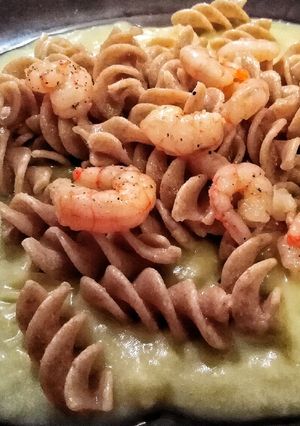 Foto di Fusilli integrali bio con puré di fave e gamberi al pepe