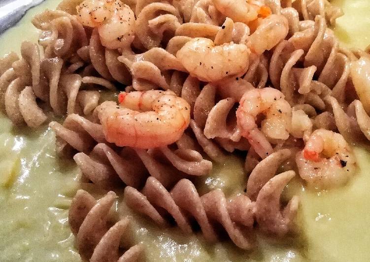Fusilli integrali bio con puré di fave e gamberi al pepe