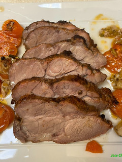Una foto de Bondiola de cerdo adobada al horno con verduras