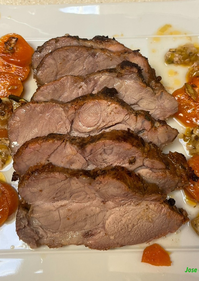 Una foto de Bondiola de cerdo adobada al horno con verduras