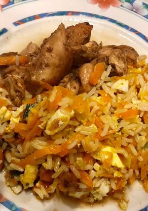 Una foto de Chao fan de pollo (arroz salteado con zanahoria y verdeo)exprés!