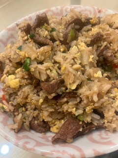 單市女孩🫶🏼牛肉炒香菇飯 的食譜成品照片