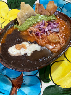 Una foto de Cachete de cerdo 🐷 desebrado cocido con salsa de jitomate delicioso un sabor único rápido