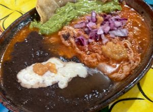 Una foto de Cachete de cerdo 🐷 desebrado cocido con salsa de jitomate delicioso un sabor único rápido