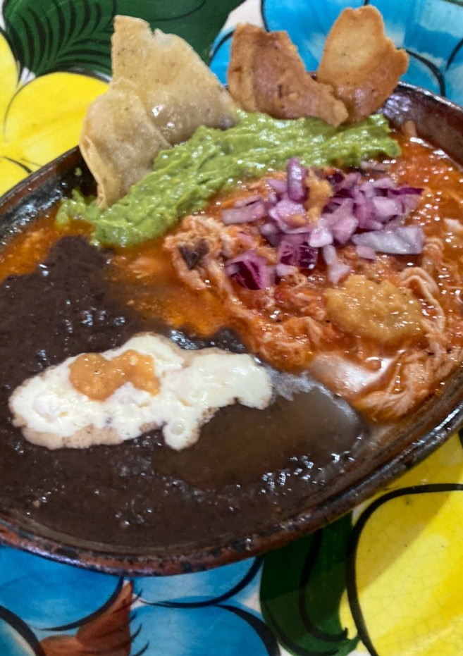Una foto de Cachete de cerdo 🐷 desebrado cocido con salsa de jitomate delicioso un sabor único rápido