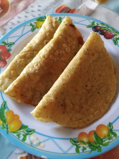 Una foto de Empanadas de mole amarillo