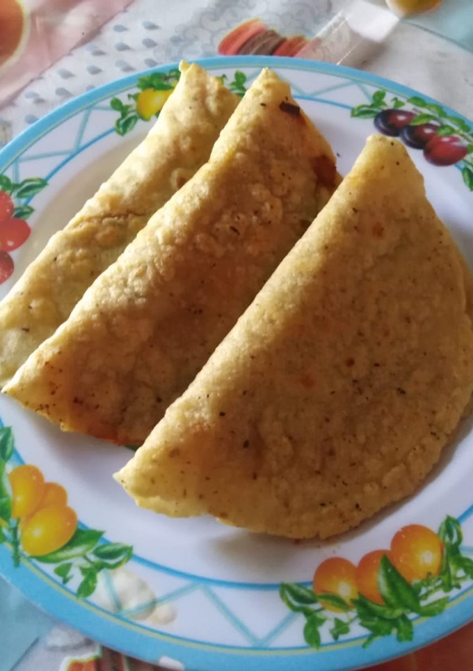 Una foto de Empanadas de mole amarillo
