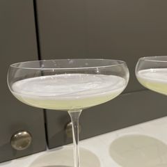 A picture of Pisco sour.