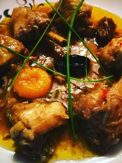 Una foto de Pollo borracho en salsa con frutos secos