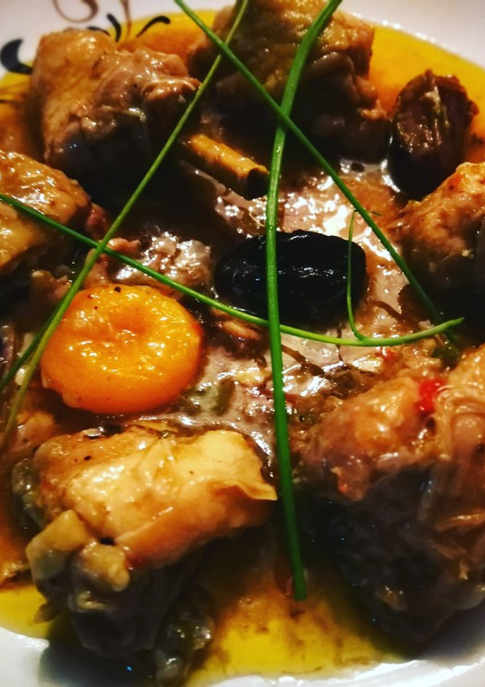 Una foto de Pollo borracho en salsa con frutos secos