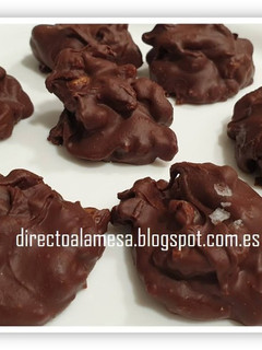 Una foto de Rocas de chocolate, turrón y nueces