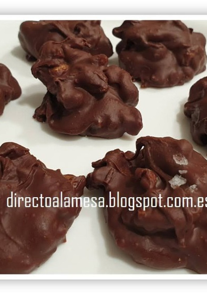 Una foto de Rocas de chocolate, turrón y nueces