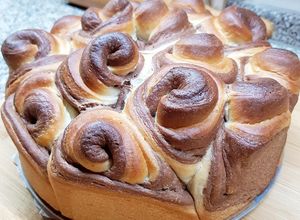 Foto di Torta di rose bicolore (pan brioche)