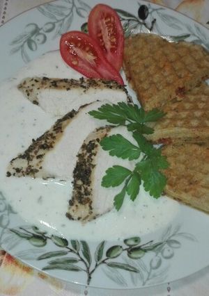 Csirkemell roston, fűszeres gofrival, sajtmártással recept fotója