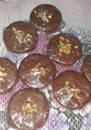 Una foto de Alfajores con galletitas maná🍫💖