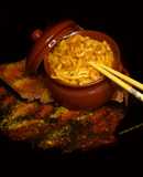 Fideos udon con curry de gambas