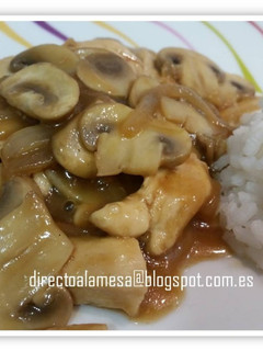 Una foto de Pollo con champiñones en salsa de soja