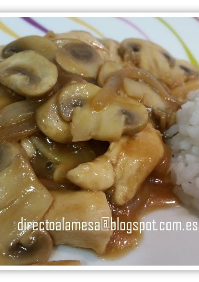 Una foto de Pollo con champiñones en salsa de soja
