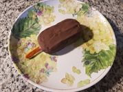 Una foto de helado de frutilla con banana