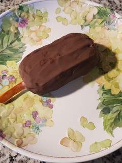 Una foto de Helado de chocolate con kéfir relleno de 🍓y🍌