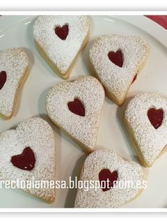 Una foto de Galletas de corazón rellenas de mermelada