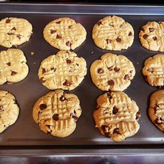 A picture of Peanut Butter Chocolate Chip Cookies.