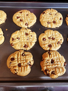 A picture of Peanut Butter Chocolate Chip Cookies.