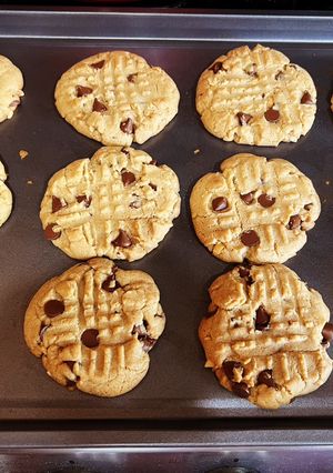 A picture of Peanut Butter Chocolate Chip Cookies.